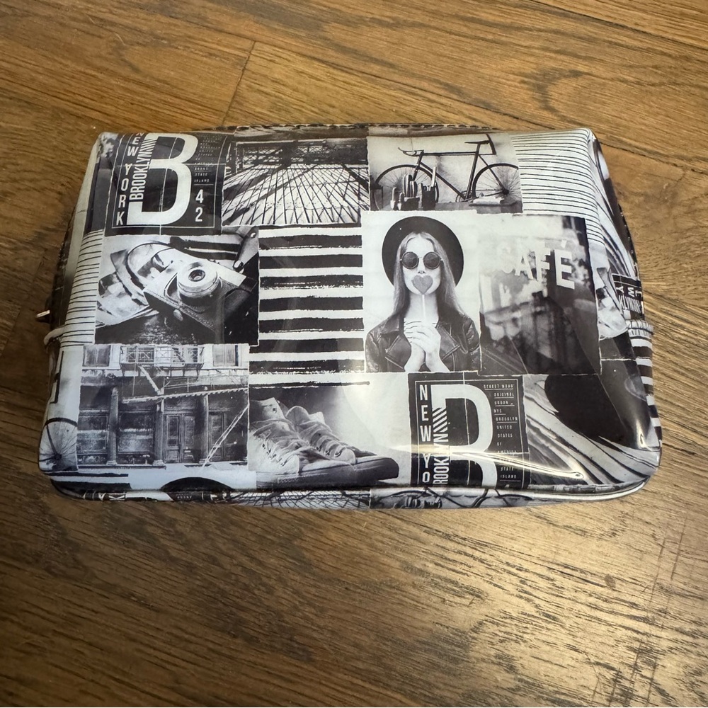 Catseye London Graphic vinyl Clutch